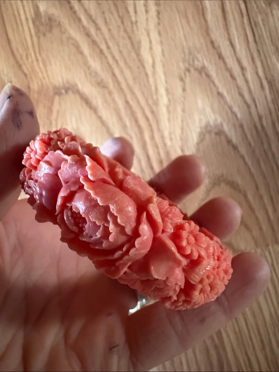 Jewelry - VINTAGE CORAL DETAILED CARVED FLORAL RESIN BANGLE BRACELET